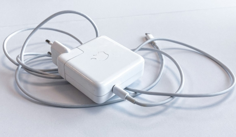 USB-C şarj kablosu ve adaptör (temsili görsel)