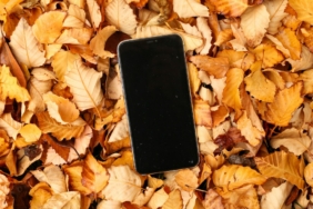 Suya düşmüş akıllı telefon (temsili görsel)