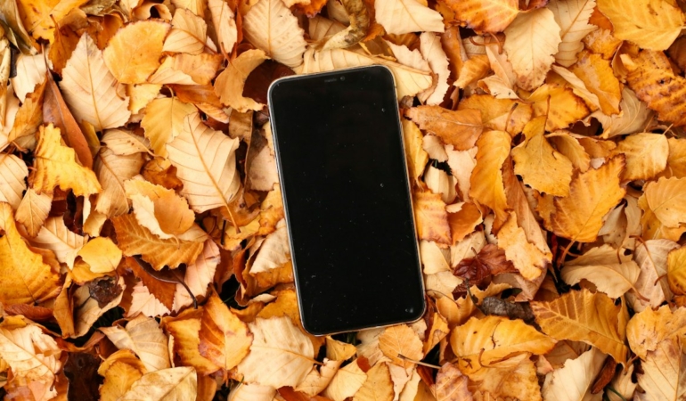 Suya düşmüş akıllı telefon (temsili görsel)