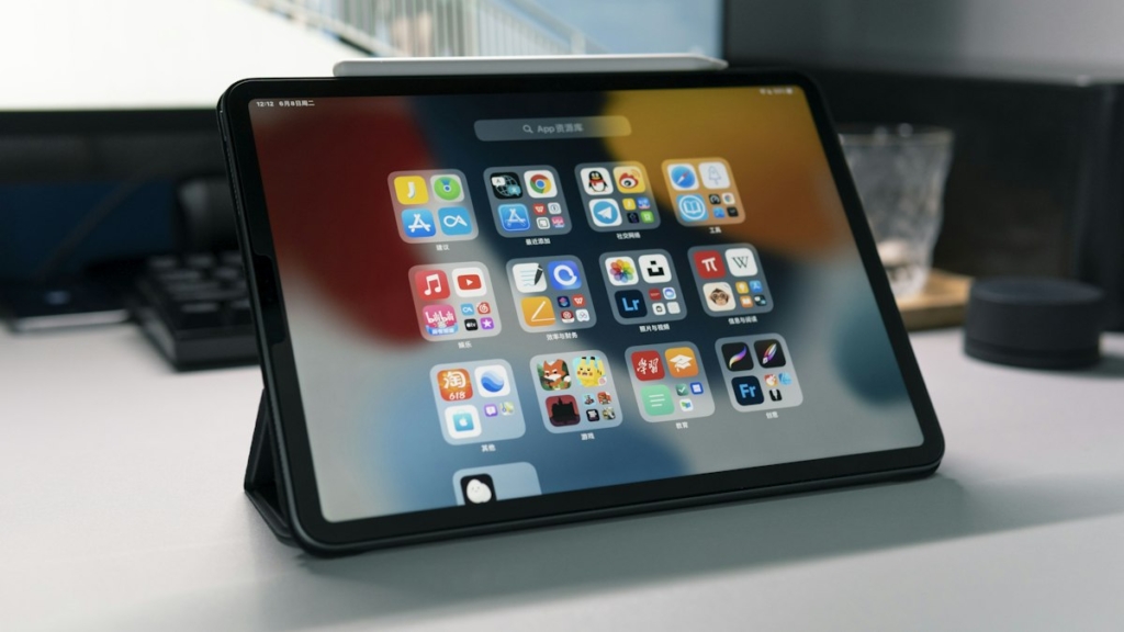 Masa üzerinde duran tablet bilgisayar