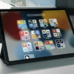 Masa üzerinde duran tablet bilgisayar