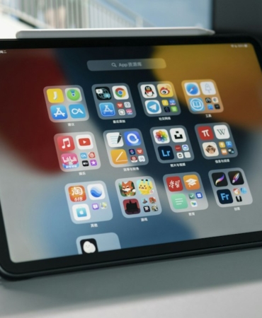 Masa üzerinde duran tablet bilgisayar