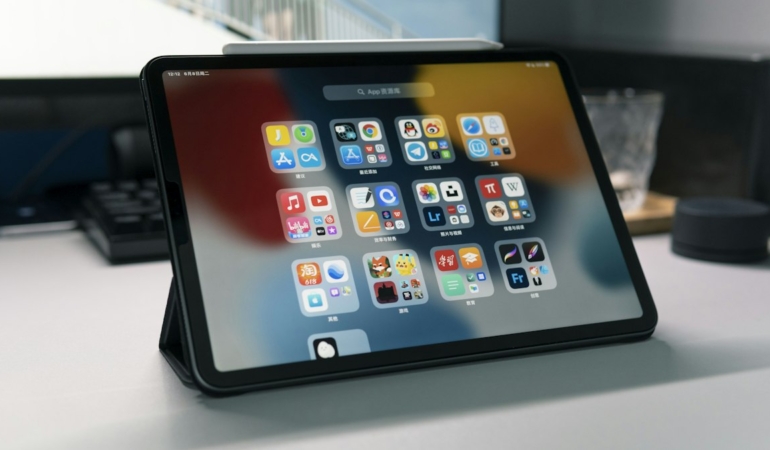 Masa üzerinde duran tablet bilgisayar