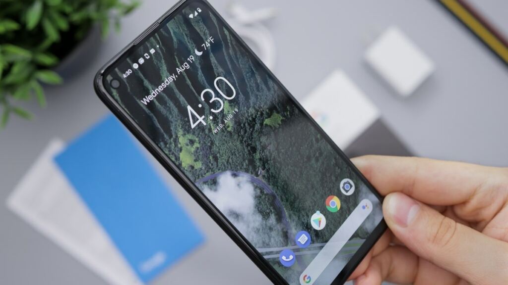 Akıllı telefon ekranında kaydırma hareketi (temsili görsel)