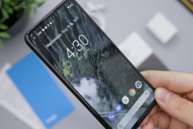 Akıllı telefon ekranında kaydırma hareketi (temsili görsel)