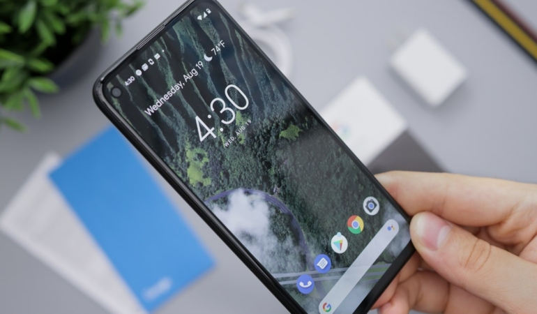 Akıllı telefon ekranında kaydırma hareketi (temsili görsel)