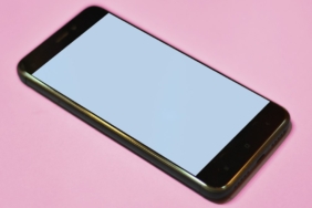 Masada duran siyah Android akıllı telefon