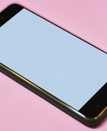 Masada duran siyah Android akıllı telefon