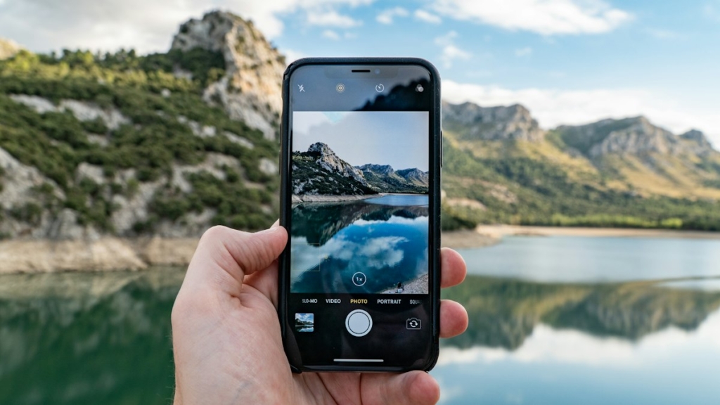 Akıllı telefonun arka kamera lensleri (temsili görsel)