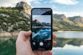 Akıllı telefonun arka kamera lensleri (temsili görsel)