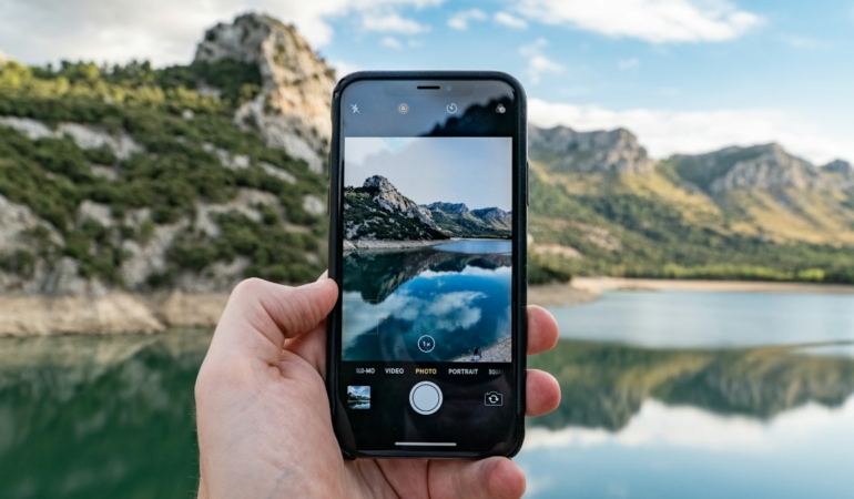 Akıllı telefonun arka kamera lensleri (temsili görsel)