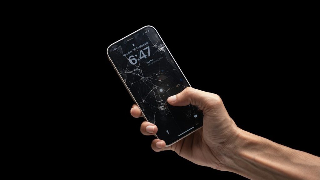 Ekranı kapalı akıllı telefon ve şarj kablosu (temsili görsel)