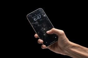 Ekranı kapalı akıllı telefon ve şarj kablosu (temsili görsel)