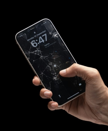 Ekranı kapalı akıllı telefon ve şarj kablosu (temsili görsel)