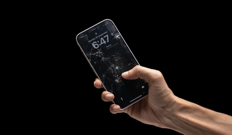 Ekranı kapalı akıllı telefon ve şarj kablosu (temsili görsel)