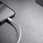 Şarj kablosu takılı akıllı telefon (temsili görsel)