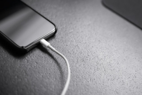 Şarj kablosu takılı akıllı telefon (temsili görsel)