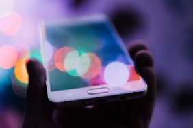 Ekranına dokunulan akıllı telefon (temsili görsel)