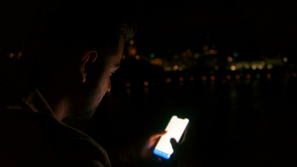 Gece şehir ışıklarının telefonla fotoğraflanması (temsili görsel)