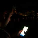 Gece şehir ışıklarının telefonla fotoğraflanması (temsili görsel)