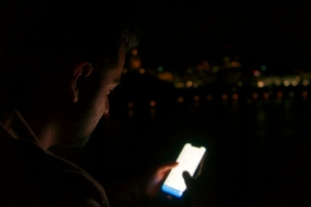 Gece şehir ışıklarının telefonla fotoğraflanması (temsili görsel)