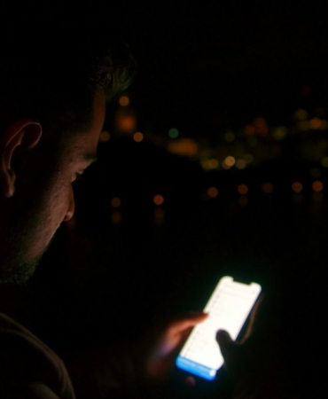 Gece şehir ışıklarının telefonla fotoğraflanması (temsili görsel)