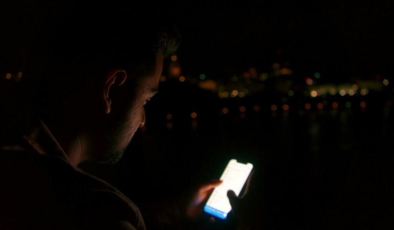 Gece şehir ışıklarının telefonla fotoğraflanması (temsili görsel)