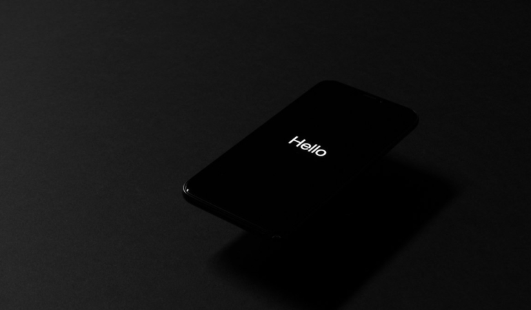 Karanlık mod açık akıllı telefon ekranı (temsili görsel)