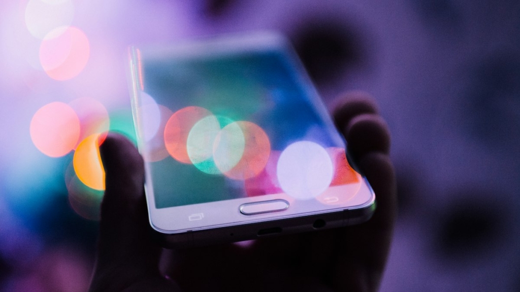 Elinde akıllı telefon tutan kullanıcı