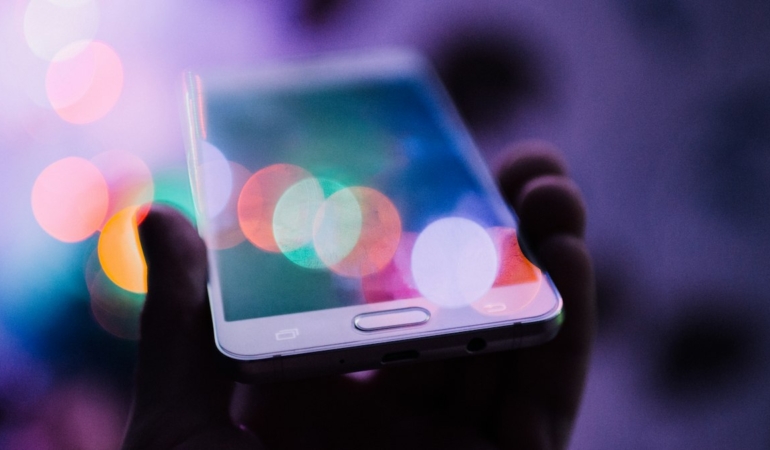 Elinde akıllı telefon tutan kullanıcı