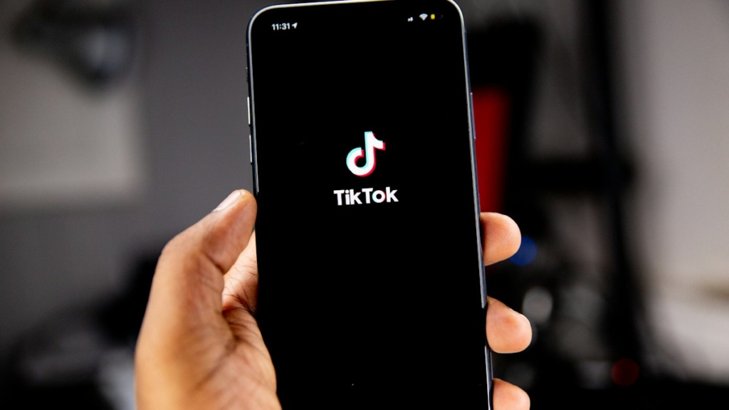 Telefonda kısa video izleyen kullanıcı (temsili görsel)