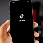 Telefonda kısa video izleyen kullanıcı (temsili görsel)