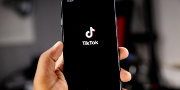 Telefonda kısa video izleyen kullanıcı (temsili görsel)