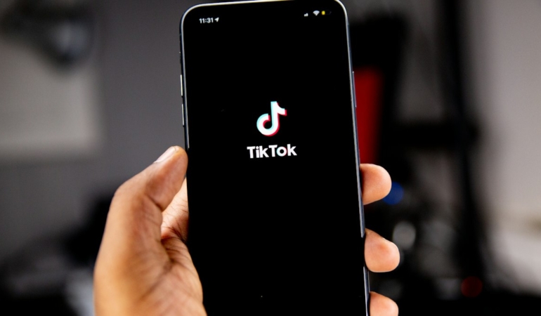 Telefonda kısa video izleyen kullanıcı (temsili görsel)