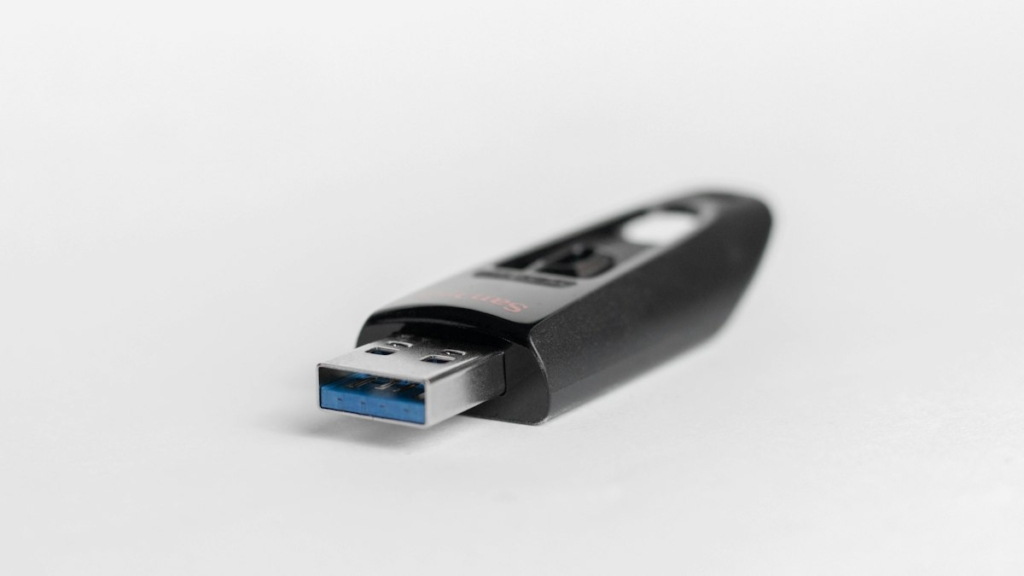 Dizüstü bilgisayara takılı USB bellek (temsili görsel)