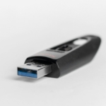 Dizüstü bilgisayara takılı USB bellek (temsili görsel)