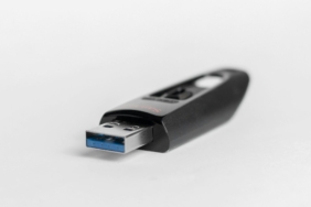 Dizüstü bilgisayara takılı USB bellek (temsili görsel)