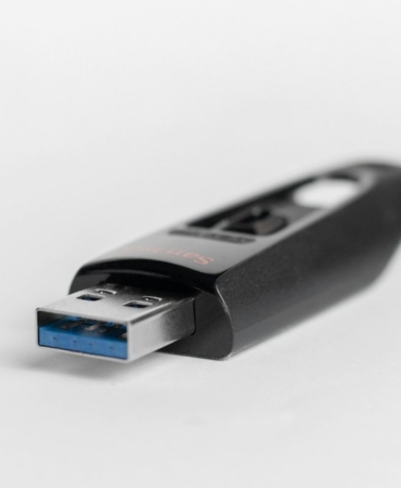 Dizüstü bilgisayara takılı USB bellek (temsili görsel)