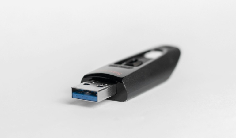 Dizüstü bilgisayara takılı USB bellek (temsili görsel)