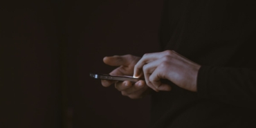Telefonla sesli görüşme yapan kişi (temsili görsel)