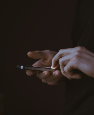 Telefonla sesli görüşme yapan kişi (temsili görsel)