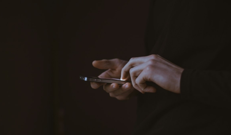 Telefonla sesli görüşme yapan kişi (temsili görsel)