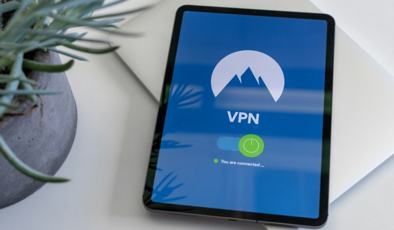 Dizüstü bilgisayarda güvenli internet bağlantısı (temsili görsel)
