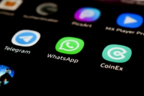 Ekranında WhatsApp simgesi görünen akıllı telefon
