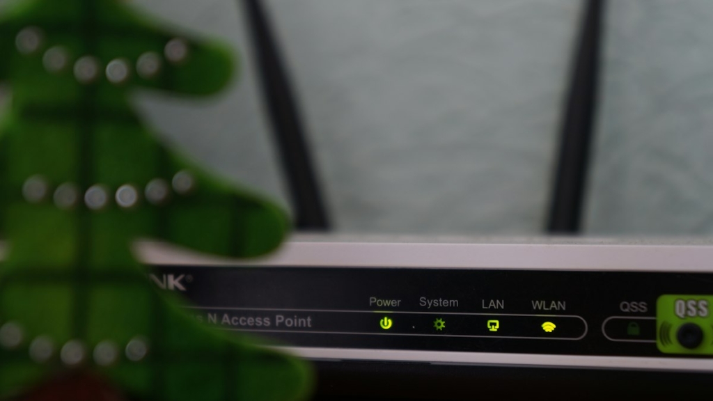 Masa üzerinde antenli kablosuz modem (temsili görsel)