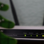 Masa üzerinde antenli kablosuz modem (temsili görsel)