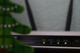 Masa üzerinde antenli kablosuz modem (temsili görsel)