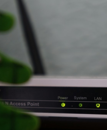 Masa üzerinde antenli kablosuz modem (temsili görsel)