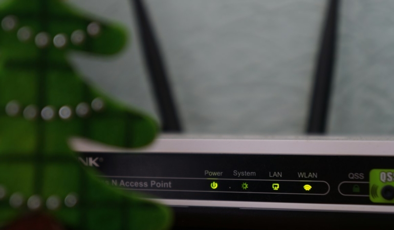 Masa üzerinde antenli kablosuz modem (temsili görsel)