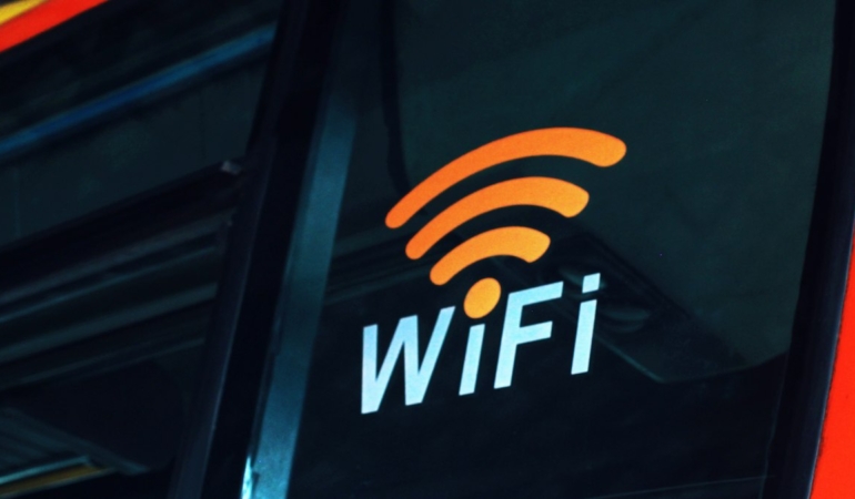Kablosuz modem ve kilit simgesi (temsili görsel)